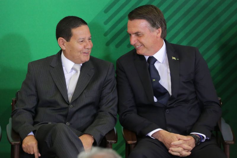  ‘Você quer me matar?’, diz Bolsonaro a Mourão em tom de brincadeira