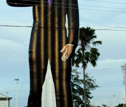  Boneco gigante de Jair Bolsonaro chama a atenção em Belém