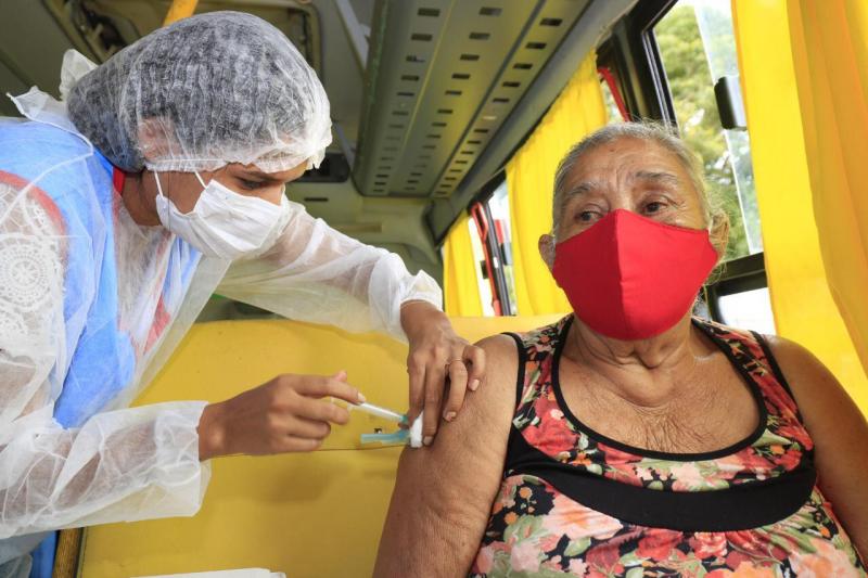 Idosos de 65 a 69 anos recebem vacina contra a Covid-19 em Parauapebas