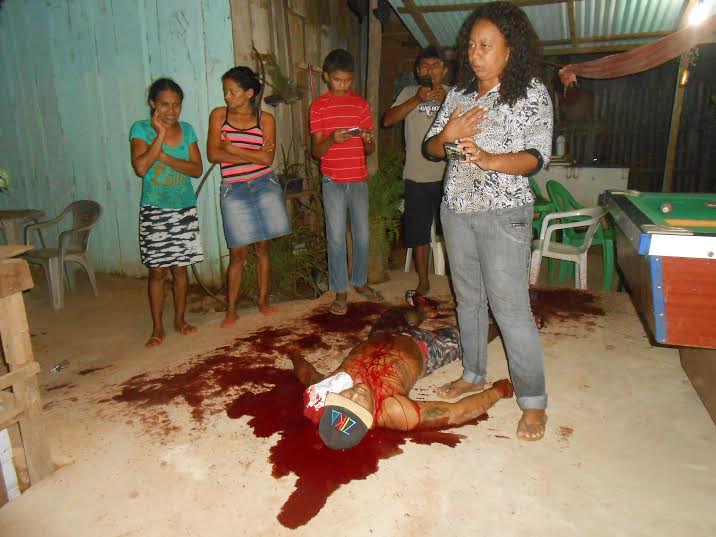  Mulher mata rapaz e servidor público é executado a facadas