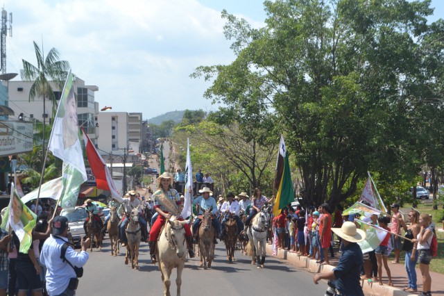  Cavalgada da FAP 2014 faz bonito nas ruas de Parauapebas.   Comitiva “Os Muladeiros” leva o troféu Odilon Gomes