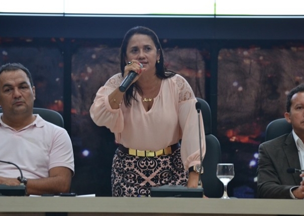  Vice-prefeita Ângela esculhamba vereadores e diz que rompeu com o governo Valmir Mariano