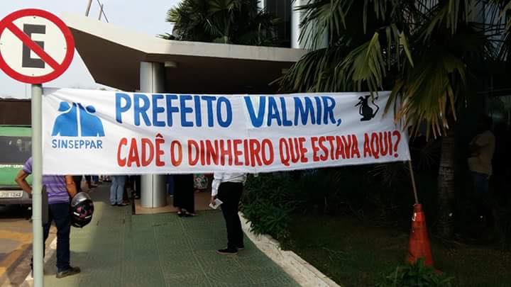  Servidores municipais protestam na Prefeitura de Parauapebas