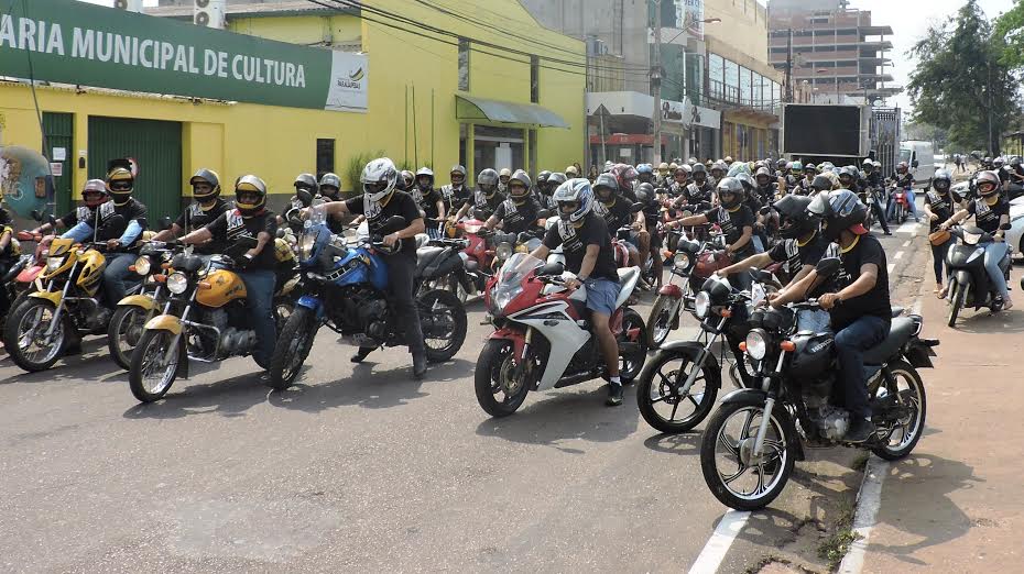  Centenas de motociclistas participam de passeio em prol de um trânsito seguro
