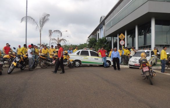  Prefeito Valmir Mariano recebe taxistas e mototaxistas em reunião, após bloquearem acesso a prefeitura