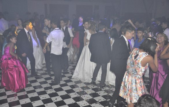  Badalar do sino: I Baile Coletivo de Debutantes acaba antes da meia noite