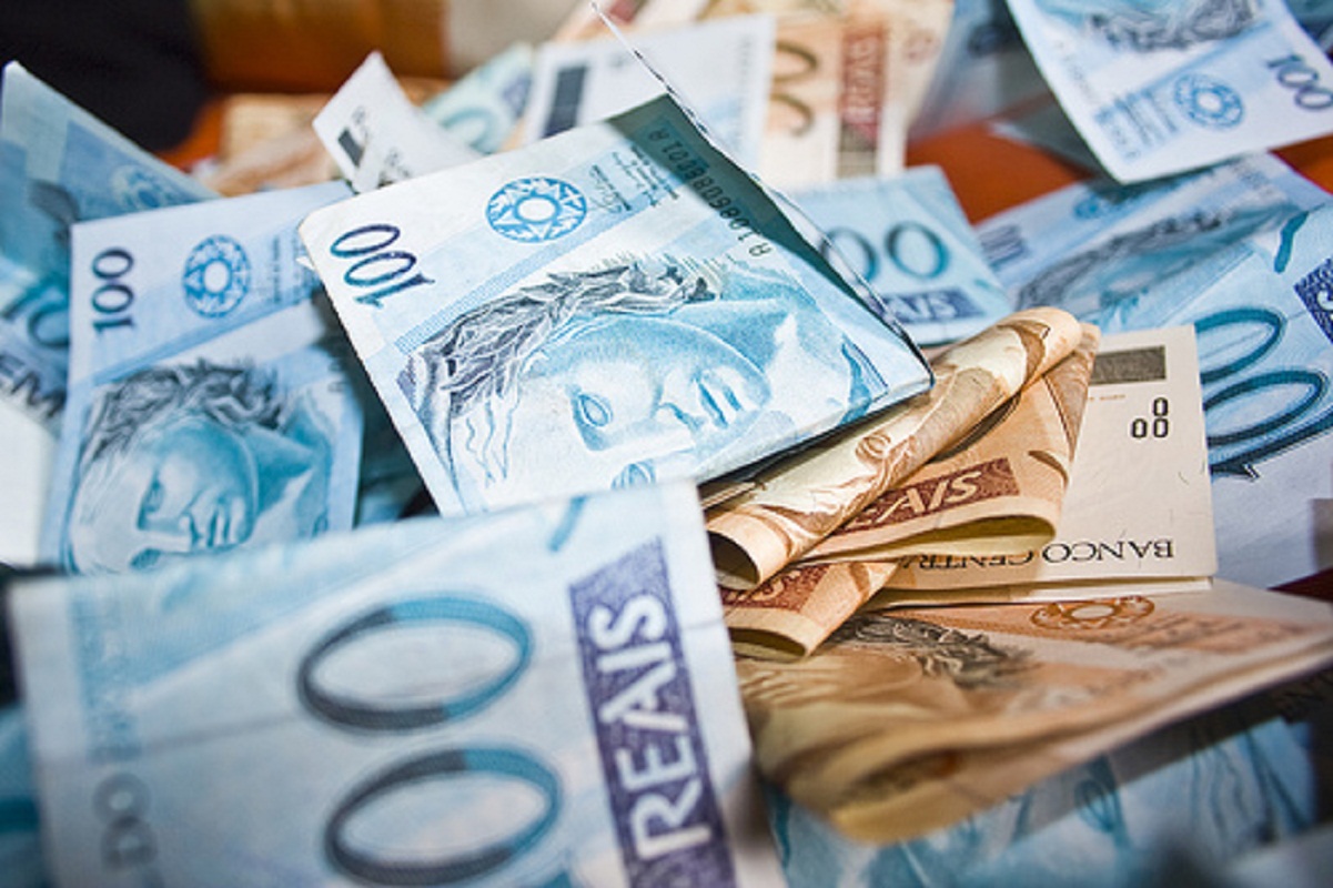  Salário mínimo será de R$ 979 em 2018