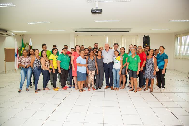  No dia do Auxiliar de Serviços Gerais, prefeito Valmir Mariano homenageia servidores