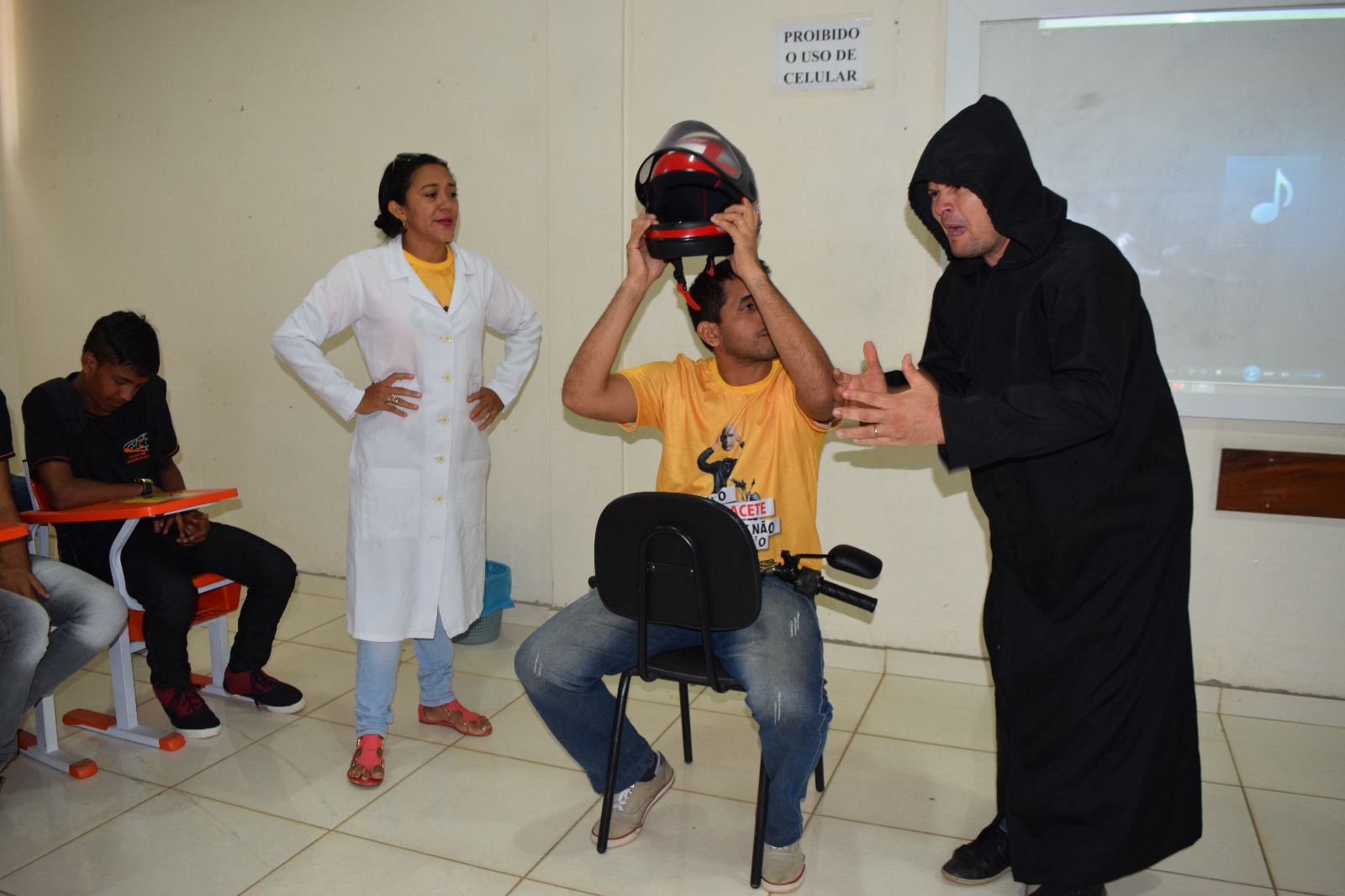  DMTT orienta sobre uso de capacete em instituições de ensino