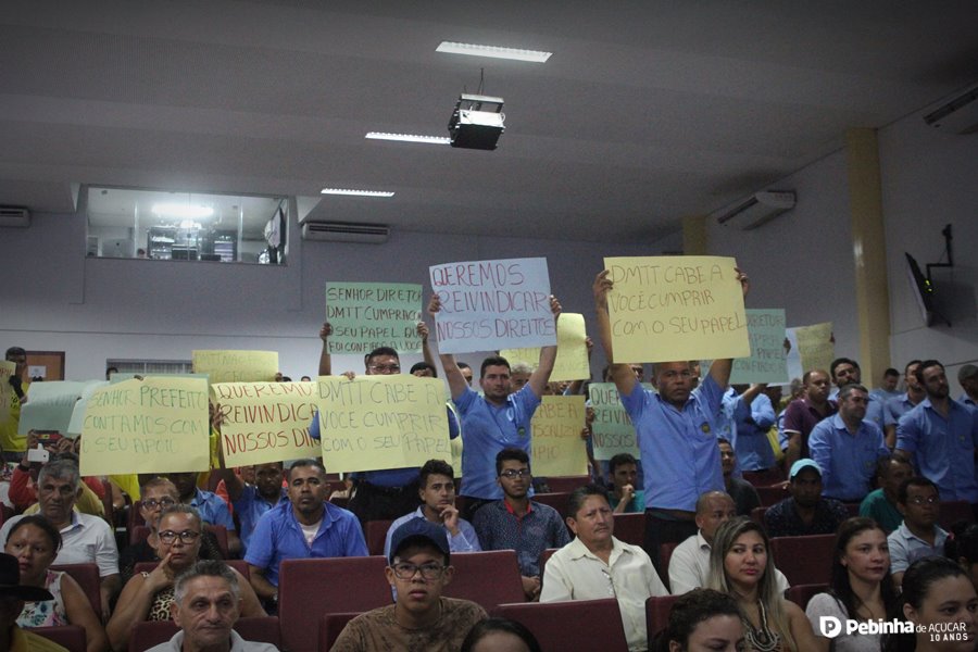  Central e moto-taxistas protestam na Câmara Municipal contra os “clandestinos” taxi-lotação em Parauapebas