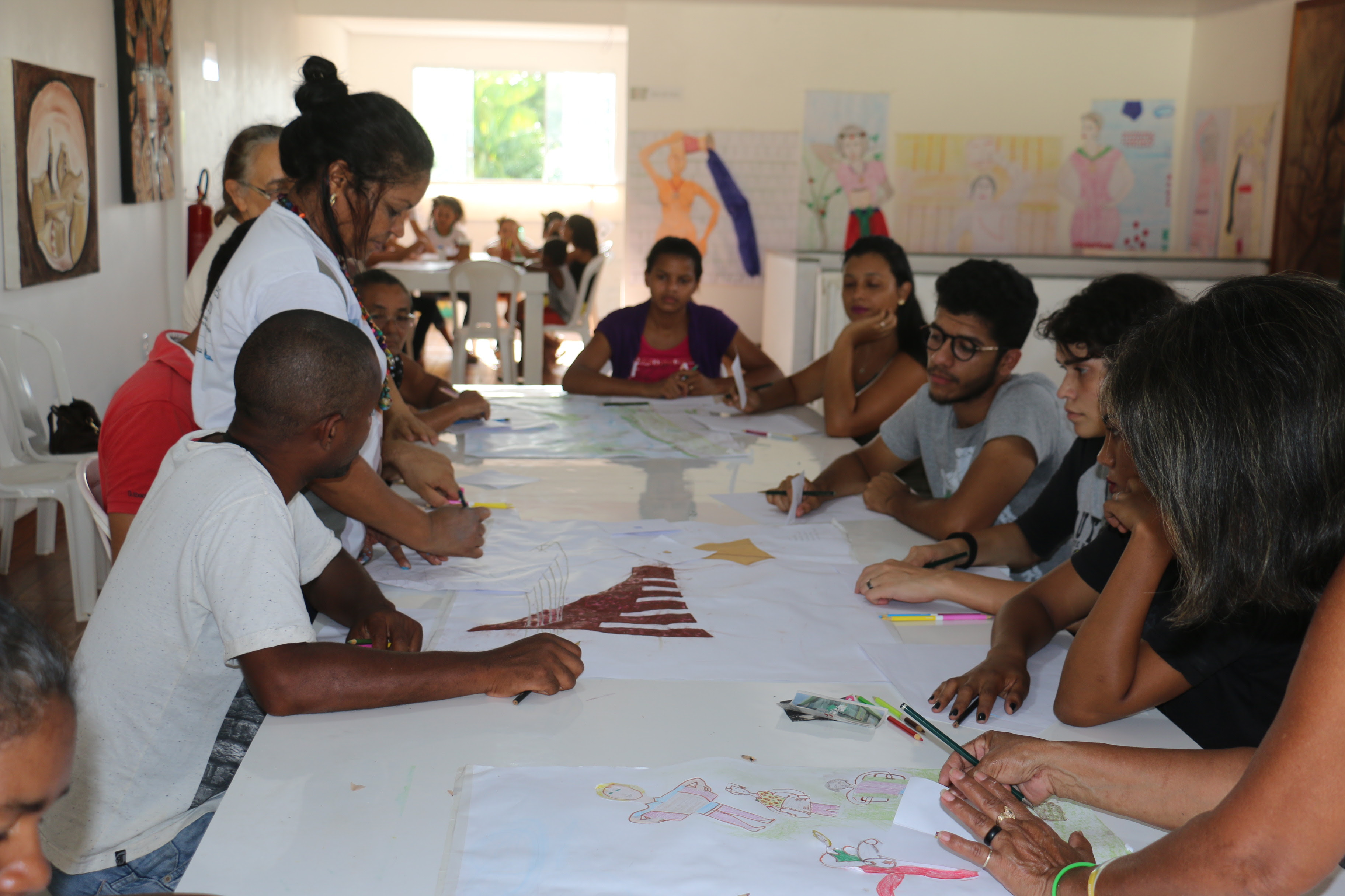  Crianças e adultos participam de oficinas no Centro Mulheres de Barro