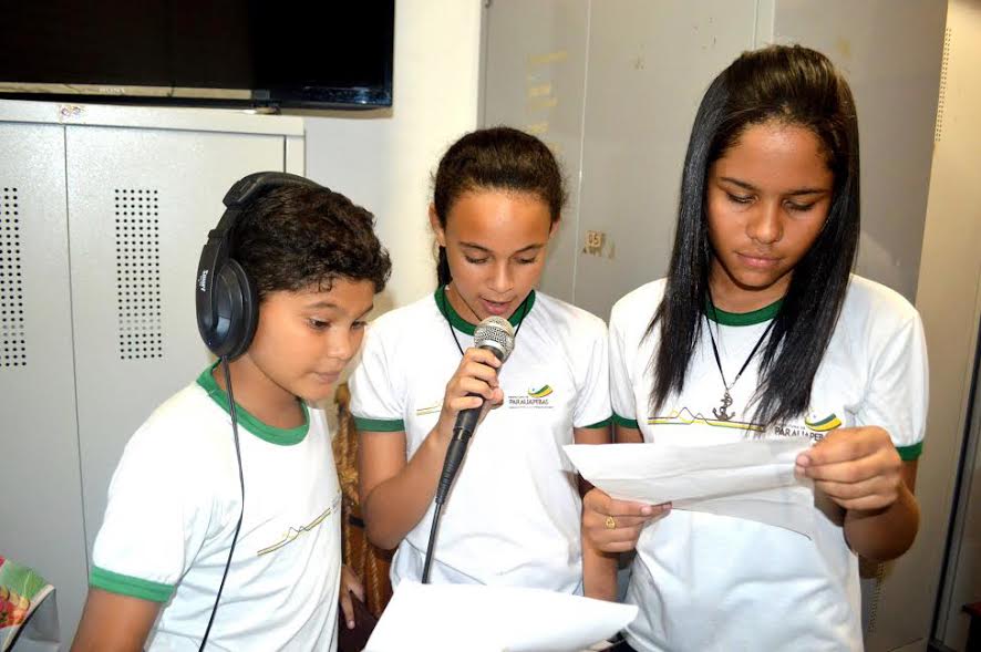  Escola Carlos Henrique implanta rádio e movimenta alunos