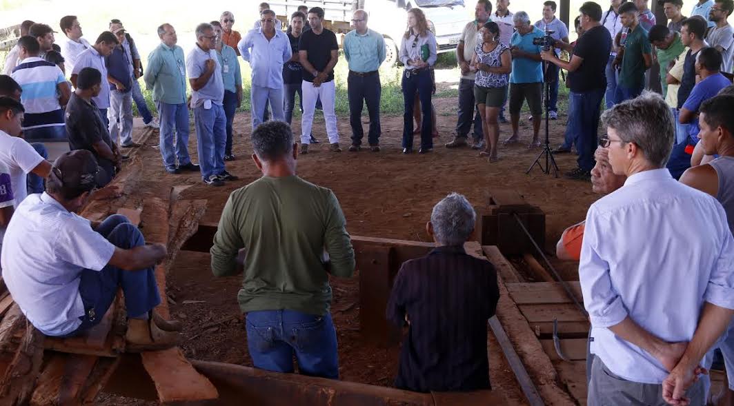 No processo de doação de madeira, representantes da mineradora Vale visitam o polo moveleiro para conhecer instalações