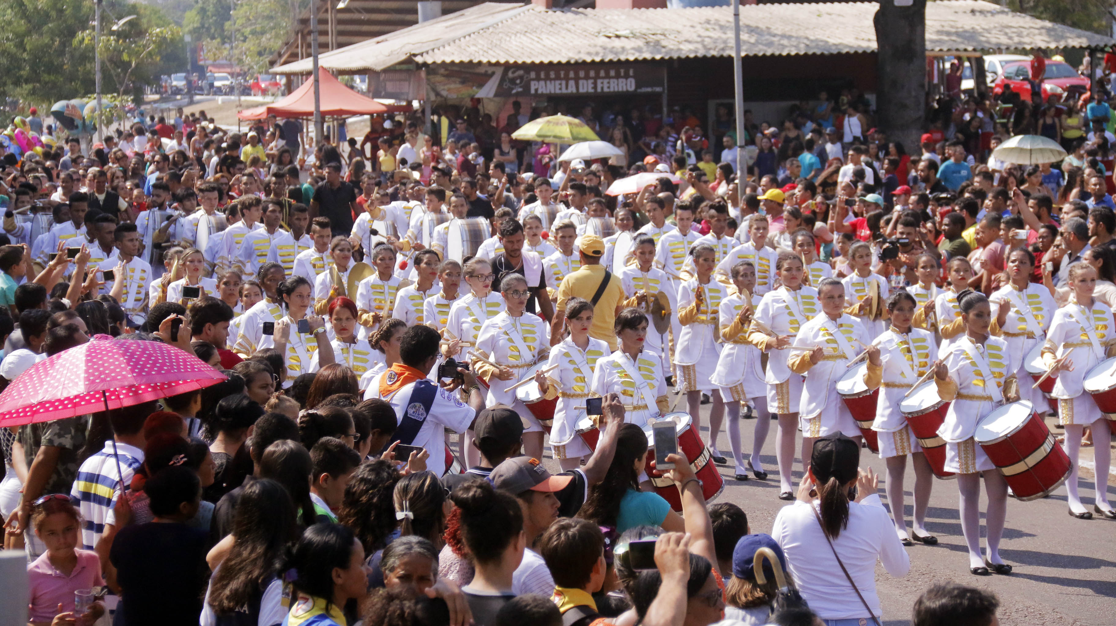  Milhares de pessoas prestigiam Desfile Cívico em Parauapebas