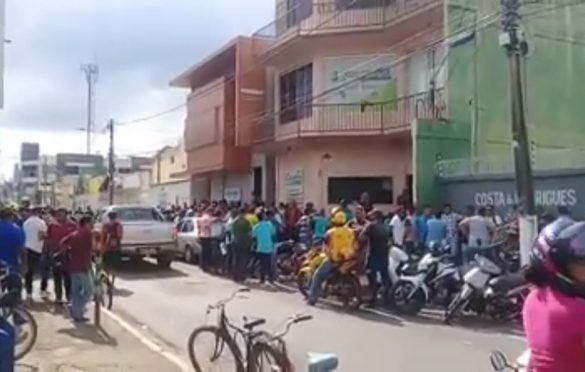  Multidão faz fila em frente a escritório de empresa que está contratando em Parauapebas