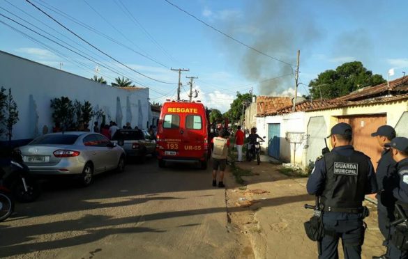 Incêndio destrói casa em área alagada no bairro Riacho Doce em Parauapebas