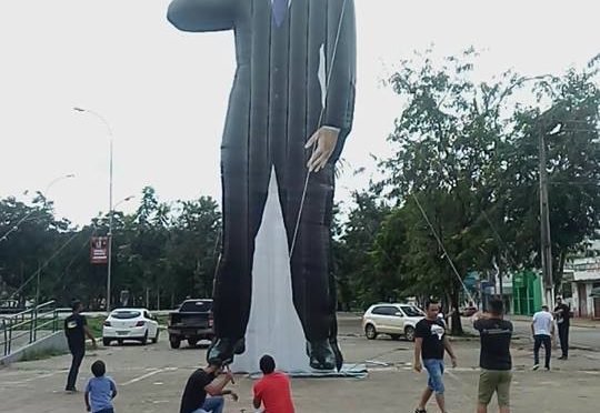  Boneco de 12mts de altura de Jair Bolsonaro é instalado em Parauapebas