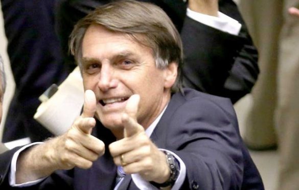  Bolsonaro assina decreto que flexibiliza a posse de armas no Brasil