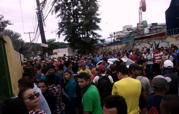  Multidão acampa no Sine Parauapebas em busca de uma vaga de emprego para o Salobo III