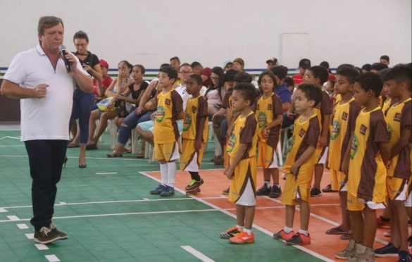  Prefeitura entrega kits uniformes para mais de 300 alunos de escolinha de futsal