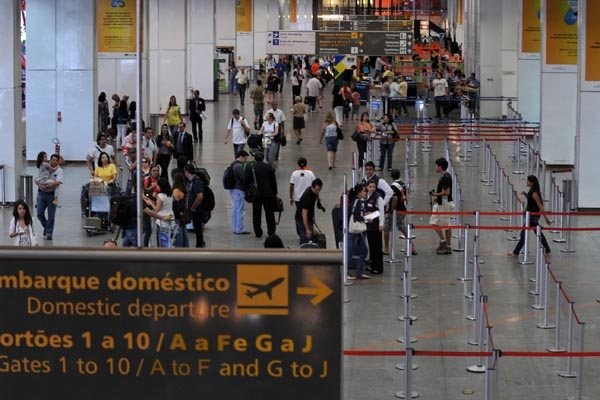 Falta combustível em oito aeroportos do país, diz Infraero