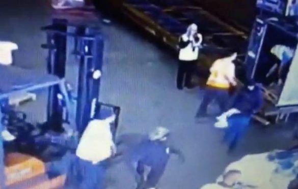 Oito ladrões disfarçados de policiais roubam 720 quilos de ouro em Aeroporto
