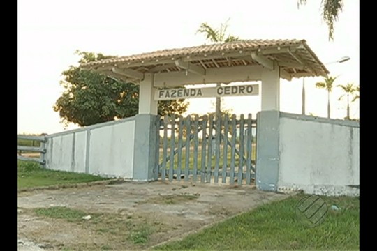  Peritos vistoriam a fazenda Cedro, em Marabá, após invasão