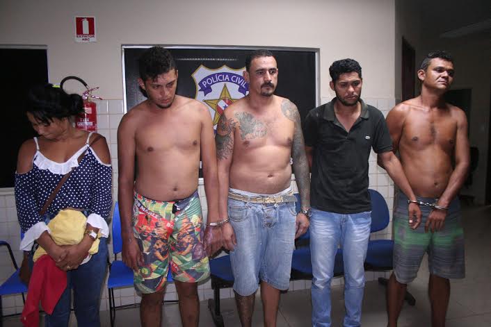  Policia Militar prende cinco pessoas com mais de 1kg de crack e cocaína