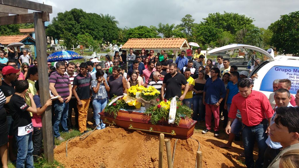  Tristeza e comoção marcam enterro do jornalista Antônio Marcos em Parauapebas