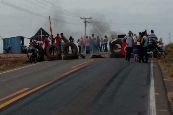  Agricultores ligados ao MST interditam a rodovia BR-155 em protesto