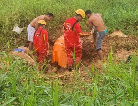  Moradores encontram através do odor homem enterrado em área urbana em Parauapebas