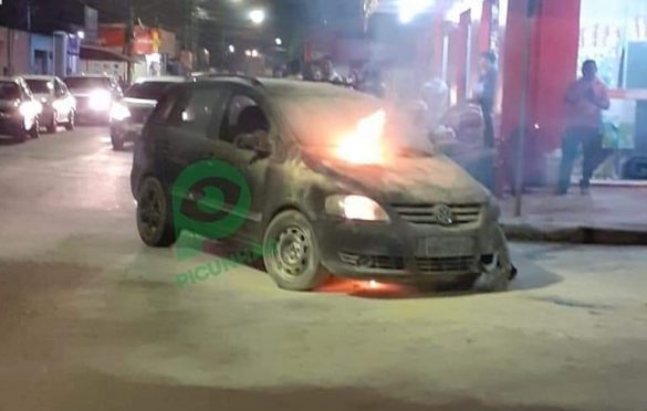  Carro pega fogo no meio da rua em Parauapebas