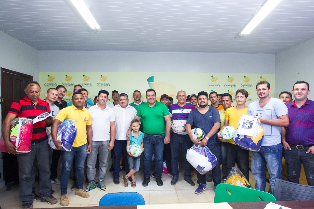  Prefeitura de Curionópolis entrega material esportivo para times de futebol
