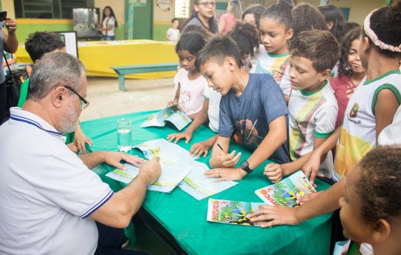  Livro infantil é distribuído para alunos da rede e ensino municipal de Curionópolis
