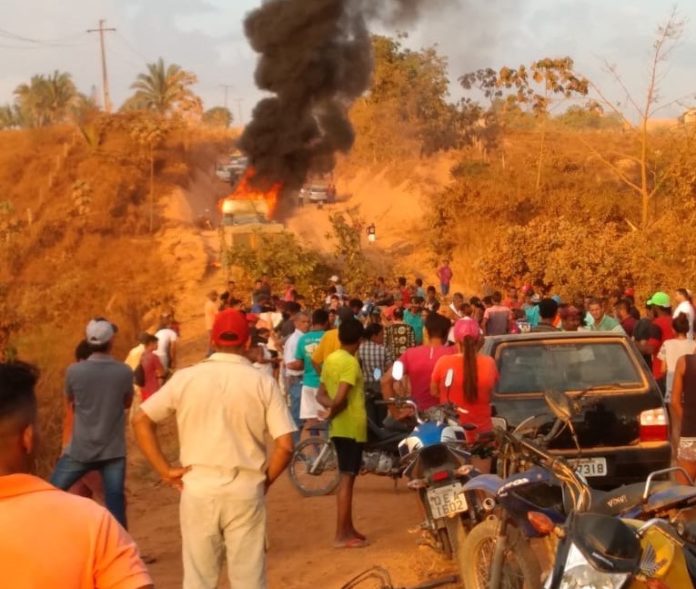  População ateia fogo em carreta que atropelou adolescentes na Vila Três Poderes