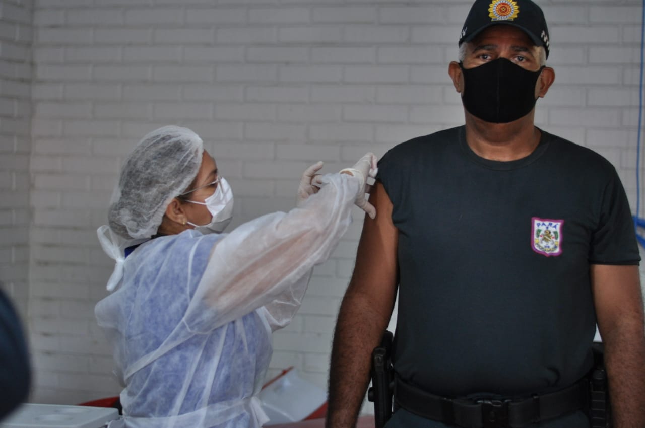  Agentes de segurança pública começam a receber a primeira dose da vacina contra Covid-19 em Parauapebas