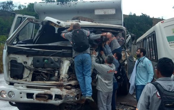  Caçamba colide em ônibus cheio de passageiros em Parauapebas e motorista fica preso nas ferragens