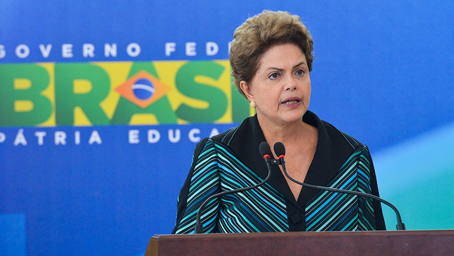  Dilma confirma pré-candidatura e diz: ‘Não vou me furtar a participar da luta’