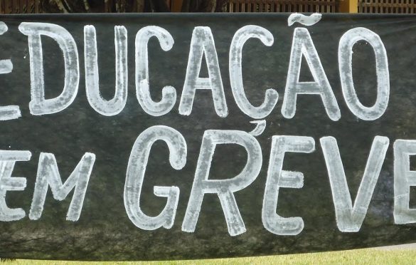  Professores da rede municipal e estadual mantêm greve em Parauapebas