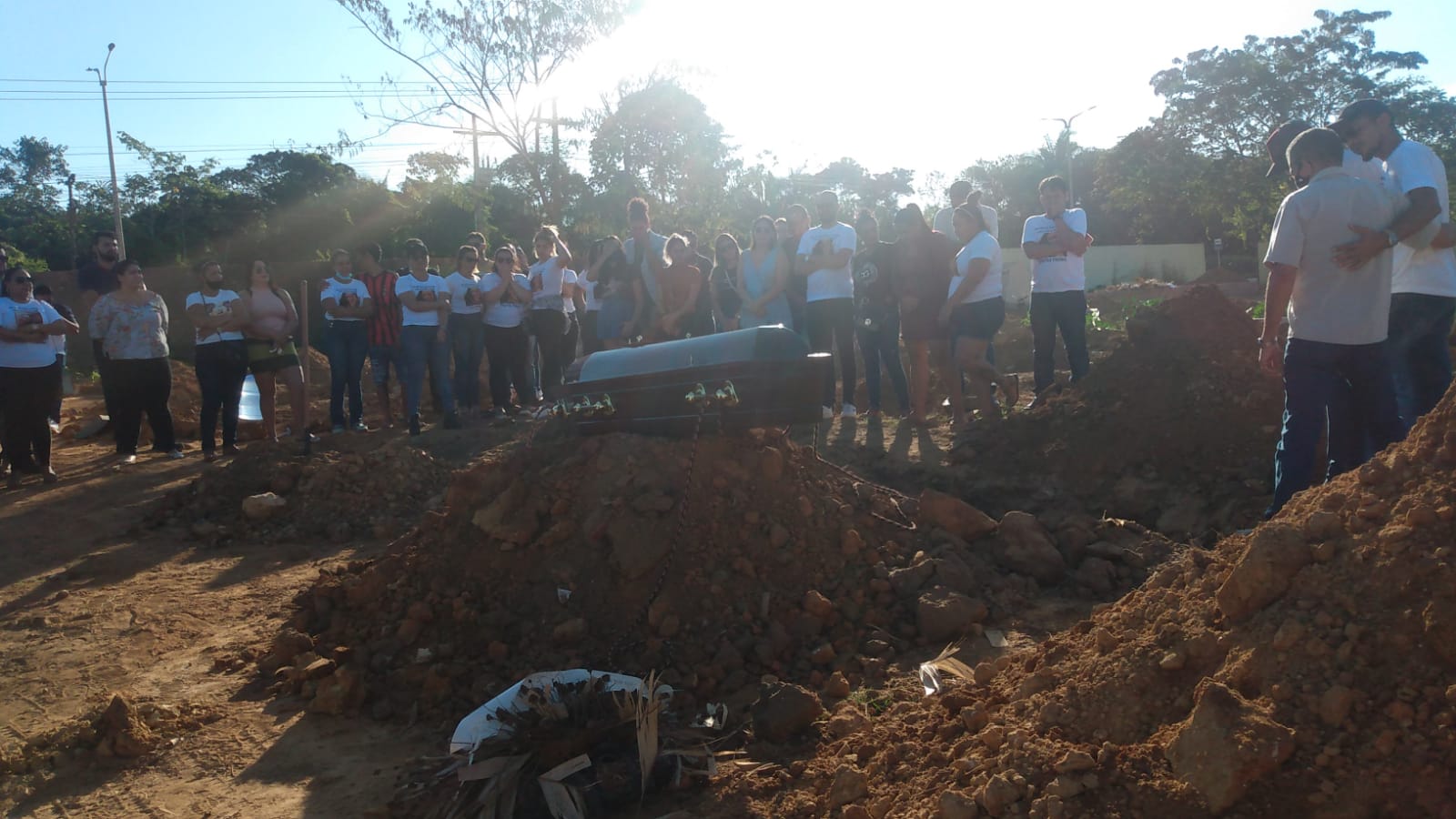  Dor e comoção marcam sepultamento de Helen Alves em Parauapebas