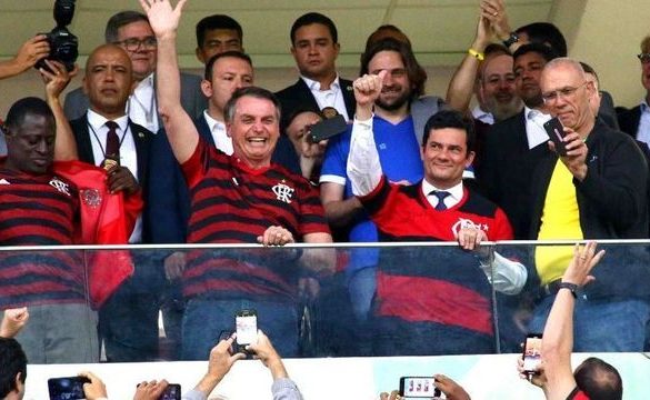  Bolsonaro discute volta do futebol com presidentes de Flamengo e Vasco