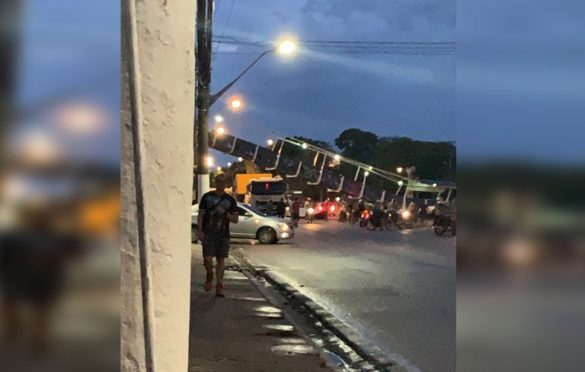  Caminhão derruba passarela na avenida Almirante Barroso